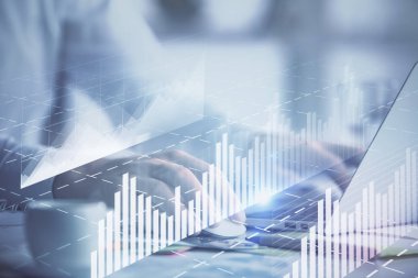 Arka planda bilgisayarda çalışan bir adamla ön x grafiğine iki kez maruz kalıyoruz. Pazar analizi kavramı.