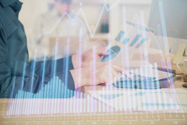 Adam arka planda ofiste bilgisayarda yazarak grafik çift pozlama. Zor iş kavramı. Closeup.