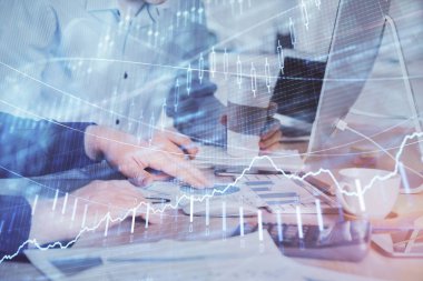 Adam arka planda ofiste bilgisayarda yazarak grafik Multi pozlama. Zor iş kavramı.