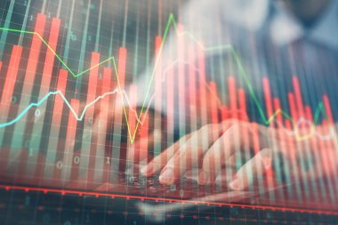 Arka planda ofiste bilgisayarda çalışan işadamı ile Forex grafiği. Sert çalışma kavramı. Çoklu pozlama.