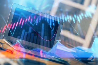 Kişisel bilgisayar arkaplanına çizilmiş borsa hologramı. Çifte maruziyet. Yatırım kavramı.