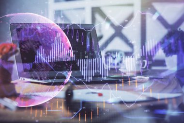 Finansal grafik renkli çizimler ve arka planda bilgisayar olan tablolar. Çoklu maruz kalma. Uluslararası pazarlar kavramı.