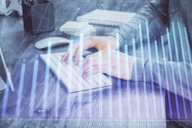 Ön x grafiğiyle kağıda yazan adamın iki kez pozlanması. Araştırma ve ticaret kavramı.