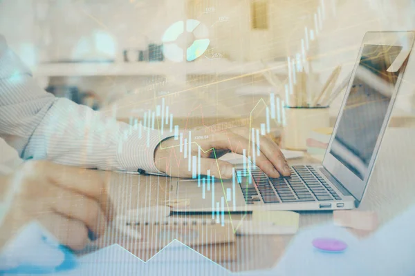 Mehrfachbelichtung von Börsendiagramm mit einem Mann, der am Laptop im Hintergrund arbeitet. Konzept der Finanzanalyse. — Stockfoto