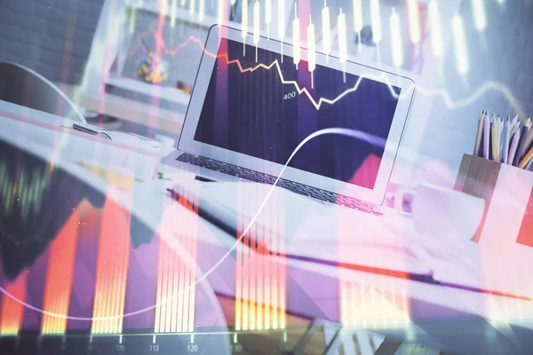 Gráfico de mercado de ações em segundo plano com mesa e computador pessoal. Dupla exposição. Conceito de análise financeira. — Fotografia de Stock