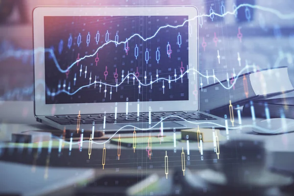 Holograma gráfico do mercado financeiro e computador pessoal em segundo plano. Dupla exposição. Conceito de forex. — Fotografia de Stock