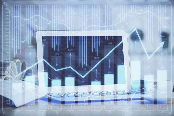 Pénzpiaci grafikon hologram és személyi számítógép a háttérben. Többszörös expozíció. A forex fogalma. — Stock Fotó