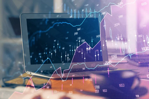 Ologramma del grafico del mercato finanziario e personal computer sullo sfondo. Doppia esposizione. Concetto di forex. — Foto Stock