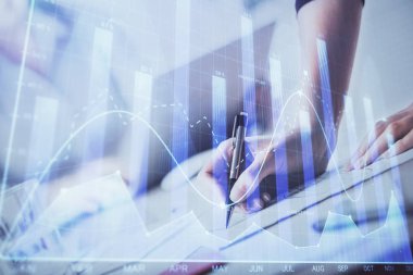 Bir kadın eller Not defteri hisse senedi piyasası hakkında bilgi yazma. Ön Forex grafik hologramlar. Araştırma kavramı. Çift Pozlama