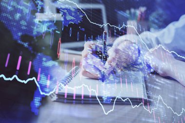 Forex tablosu WOMANS el notları arka plan alarak görüntülenir. Araştırma kavramı. Çift Pozlama