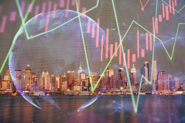 Gráfico financiero sobre paisaje nocturno de la ciudad con altos edificios de doble exposición de fondo. Concepto de análisis . —  Fotos de Stock