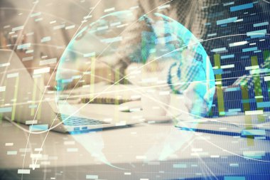 Arka planda dizüstü bilgisayarda çalışan iş adamlarının çoklu pozları. Uluslararası iş hologramı önde. Başarı kavramı.