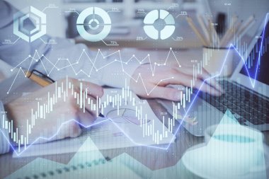 Arka planda dizüstü bilgisayar üzerinde çalışan adam ile borsa grafiği çoklu pozlama. Finansal analiz kavramı.