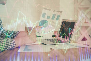 Adam ile mali grafik çift pozlama arka planda ofiste çalışır. Analiz kavramı.