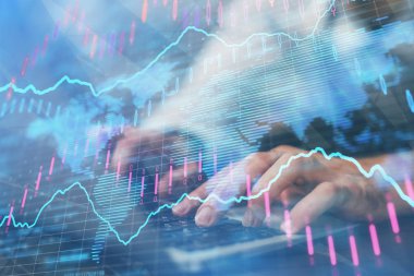 Arka planda ofiste bilgisayarda çalışan işadamı ile Forex grafiği. Sert çalışma kavramı. Çoklu pozlama.