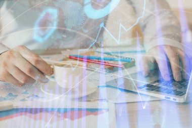 Arka planda ofiste bilgisayarda çalışan işadamı ile Forex grafiği. Sert çalışma kavramı. Çift Pozlama.