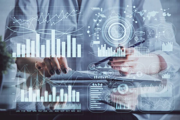 Grafico finanziario disegnato sopra le mani prendendo appunti di sfondo. Concetto di ricerca. Multi esposizione — Foto Stock