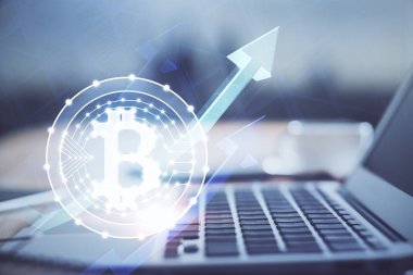 Blockchain temalı holograma ve bilgisayar arkaplanlı masaya çoklu maruz kalma. Bitcoin şifreleme para birimi kavramı.