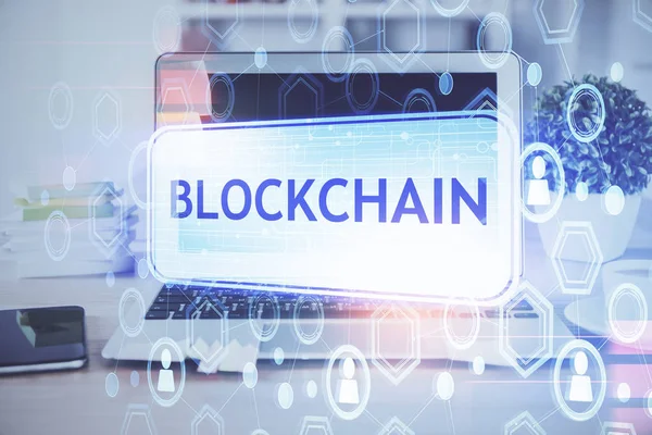 Multi blootstelling van blockchain thema hologram en tafel met computer achtergrond. Concept van Bitcoin crypto valuta. — Stockfoto