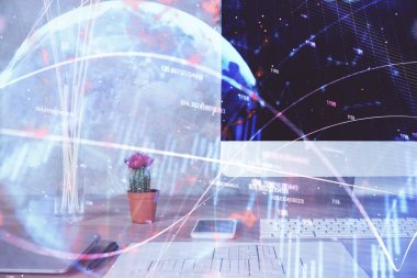 Masası ve kişisel bilgisayarı olan borsa grafiği. Çoklu maruz kalma. Mali analiz kavramı.