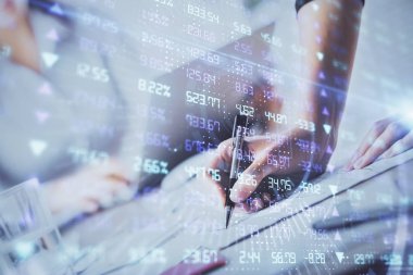 Bir kadın eller Not defteri hisse senedi piyasası hakkında bilgi yazma. Ön Forex grafik hologramlar. Araştırma kavramı. Çift Pozlama