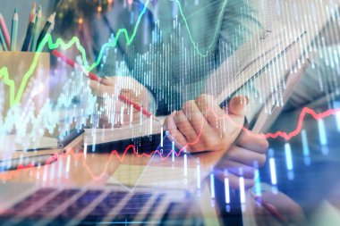 Bir kadın eller Not defteri hisse senedi piyasası hakkında bilgi yazma. Ön Forex grafik hologramlar. Araştırma kavramı. Çoklu pozlama