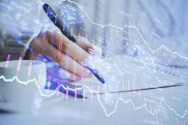 Forex tablosu WOMANS el notları arka plan alarak görüntülenir. Araştırma kavramı. Çift Pozlama