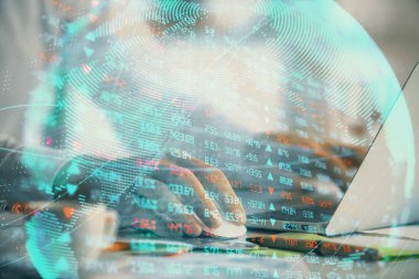 Arka planda dizüstü bilgisayarda çalışan iş adamlarının çoklu pozları. Uluslararası iş hologramı önde. Başarı kavramı.