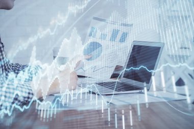 Adam ile mali grafik multi pozlama arka planda ofiste çalışır. Analiz kavramı.