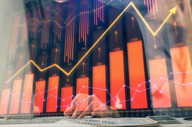 Arka planda ofiste bilgisayarda işadamı yazarak Forex grafiği. Analiz kavramı. Çift Pozlama.