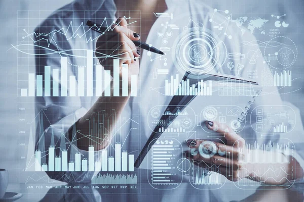 Cuadro financiero dibujado sobre las manos tomando notas de fondo. Concepto de investigación. Exposición múltiple —  Fotos de Stock