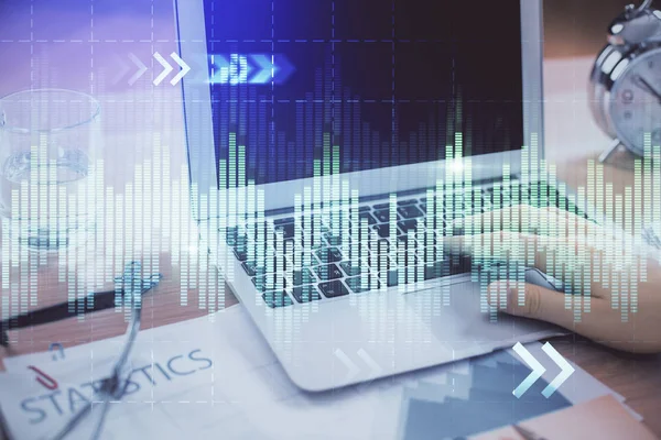 Multi exponering av marknaden diagram med mannen som arbetar på datorn på bakgrunden. Begreppet finansiell analys. — Stockfoto