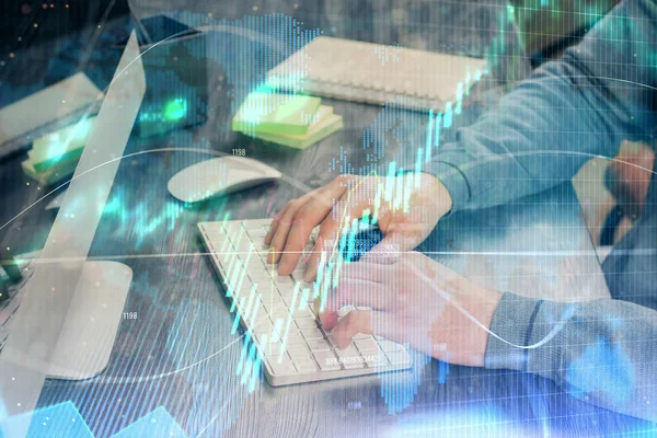 Stock Graph met zakenman typen op de computer in Office op de achtergrond. Concept van analyse. Dubbele belichting. — Stockfoto