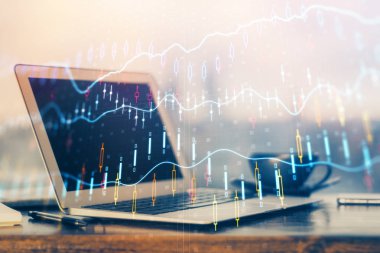 Kişisel bilgisayar arkaplanına çizilmiş borsa hologramı. Çoklu maruz kalma. Yatırım kavramı.