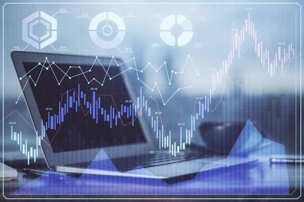 Dibujo gráfico financiero y tabla con la computadora en el fondo. Exposición múltiple. Concepto de mercados internacionales. — Foto de Stock