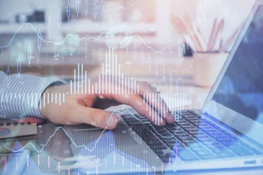 Bir adamın hisse senedi piyasasını ön x grafiğiyle analiz ederken çift pozlama. Araştırma ve ticaret kavramı.