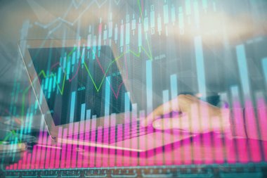 Bir adamın hisse senedi piyasasını ön x grafiğiyle analiz ederken çift pozlama. Araştırma ve ticaret kavramı.