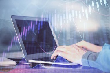 Bir adamın hisse senedi piyasasını ön x grafiğiyle analiz ederken çift pozlama. Araştırma ve ticaret kavramı.