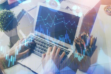 Bir adamın hisse senedi piyasasını ön x grafiğiyle analiz ederken çift pozlama. Araştırma ve ticaret kavramı.