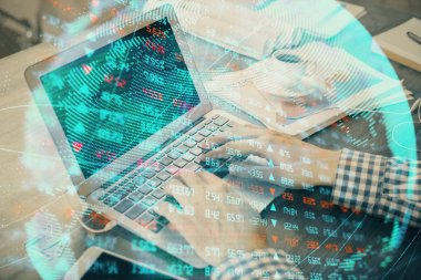 Arka planda dizüstü bilgisayarda çalışan iş adamlarının çoklu pozları. Uluslararası iş hologramı önde. Başarı kavramı.