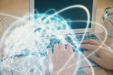 Arka planda dizüstü bilgisayarda çalışan iş adamlarının çoklu pozları. Uluslararası iş hologramı önde. Başarı kavramı.