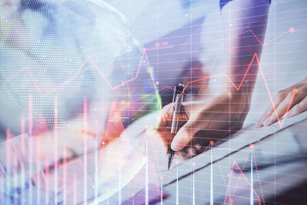 Una mujer escribe información sobre el mercado de valores en bloc de notas. Hologramas gráfico de divisas en frente. Concepto de investigación. Doble exposición —  Fotos de Stock