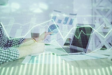 Adam ile mali grafik multi pozlama arka planda ofiste çalışır. Analiz kavramı.