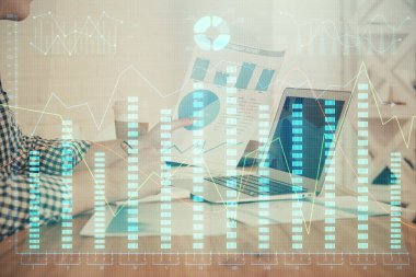 Adam ile mali grafik çift pozlama arka planda ofiste çalışır. Analiz kavramı.