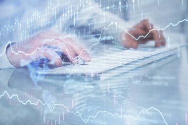 Adam arka planda ofiste bilgisayarda yazarak grafik çift pozlama. Zor iş kavramı. Closeup.