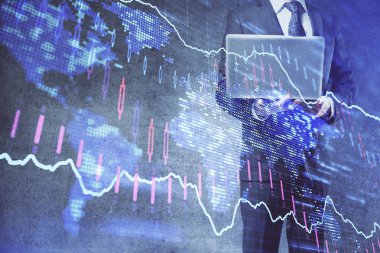 Arka planda dizüstü bilgisayar üzerinde çalışan işadamı ile Forex grafiği. Sert çalışma kavramı. Çoklu pozlama.