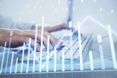 Arka planda ofiste bilgisayarda çalışan işadamı ile Forex grafiği. Sert çalışma kavramı. Closeup. Çoklu pozlama.