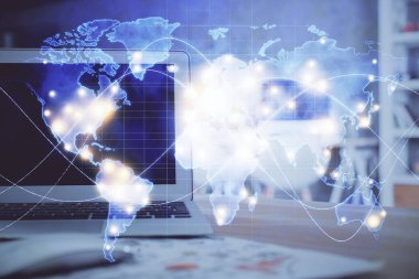 İş teması simgelerinin çoklu pozlandırılması ve bilgisayar geçmişi olan masa. Başarı kavramı.