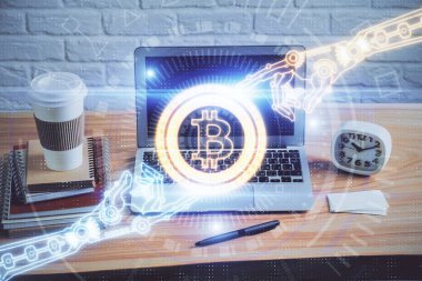 Blockchain temalı holograma ve bilgisayar arkaplanlı masaya çoklu maruz kalma. Bitcoin şifreleme para birimi kavramı.