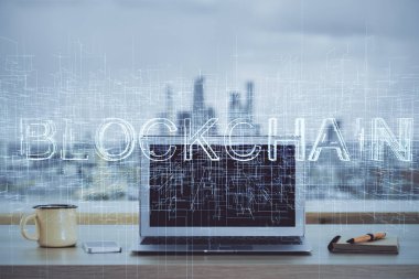 Engelleme zinciri ve kripto ekonomi temalı hologram ve bilgisayar geçmişi olan bir masa. Bitcoin kripto para kavramı.